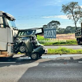 Fotos de Carro é esmagado por carreta após acidente na rodovia BR-376, em Maringá