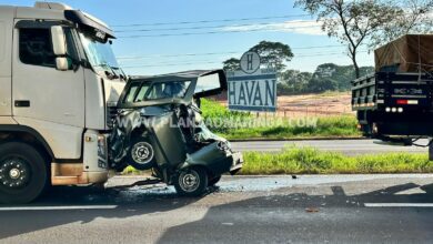 Fotos de Carro é esmagado por carreta após acidente na rodovia BR-376, em Maringá