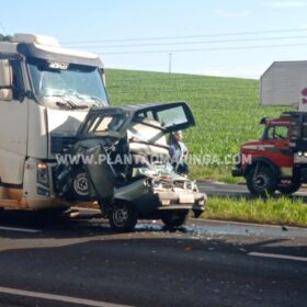 Fotos de Carro é esmagado por carreta após acidente na rodovia BR-376, em Maringá