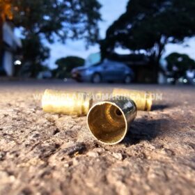 Fotos de Câmera registrou tiroteio na saída de uma tabacaria que matou rapaz e deixou moça gravemente ferida em Sarandi