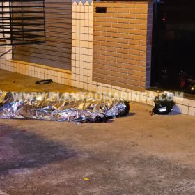 Fotos de Homem é executado e moça baleada na saída de tabacaria em Sarandi