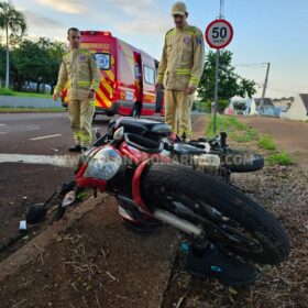 Fotos de Motociclista fica gravemente ferido após bater em árvore em Maringá 