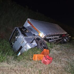 Fotos de Motociclista morre após bater em três carretas, um caminhão e um carro em Marialva