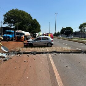 Fotos de Motorista derruba poste e bate em motociclista em Maringá