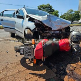 Fotos de Motorista derruba poste e bate em motociclista em Maringá