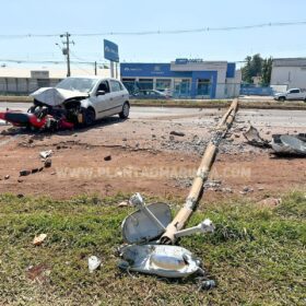 Fotos de Motorista derruba poste e bate em motociclista em Maringá