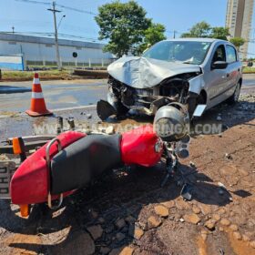 Fotos de Motorista derruba poste e bate em motociclista em Maringá