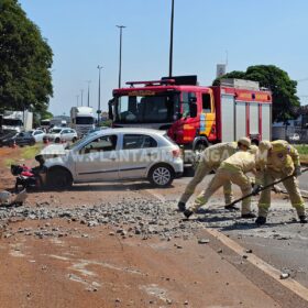 Fotos de Motorista derruba poste e bate em motociclista em Maringá