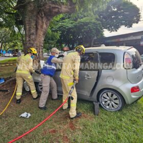 Fotos de Motorista é socorrido com ferimentos grave ao bater carro em árvore em Maringá 