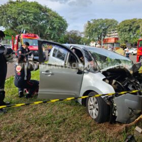 Fotos de Motorista é socorrido com ferimentos grave ao bater carro em árvore em Maringá 