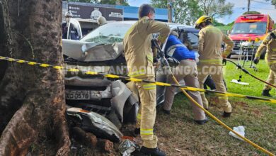 Fotos de Motorista é socorrido com ferimentos grave ao bater carro em árvore em Maringá 