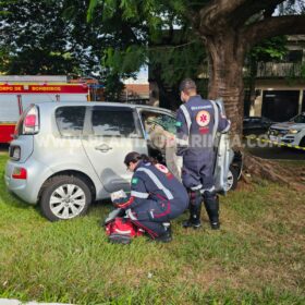 Fotos de Motorista é socorrido com ferimentos grave ao bater carro em árvore em Maringá 