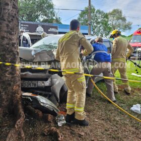 Fotos de Motorista é socorrido com ferimentos grave ao bater carro em árvore em Maringá 