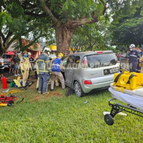 Fotos de Motorista é socorrido com ferimentos grave ao bater carro em árvore em Maringá 