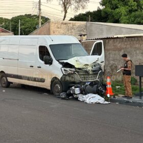 Fotos de Mulher que estava indo buscar a filha na escola morre após Van invadir a preferencial e bater em moto em Maringá