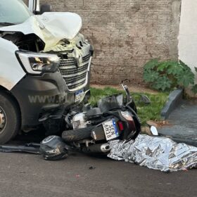 Fotos de Mulher que estava indo buscar a filha na escola morre após Van invadir a preferencial e bater em moto em Maringá