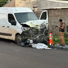 Fotos de Mulher que estava indo buscar a filha na escola morre após Van invadir a preferencial e bater em moto em Maringá