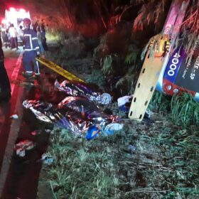 Fotos de Três pessoas morreram e 19 ficaram feridas em tombamento de micro-ônibus – as vítimas participavam de um evento evangélico em Maringá 