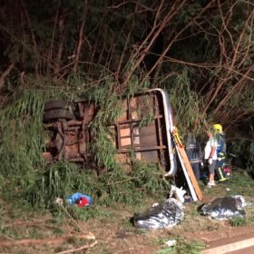 Fotos de Três pessoas morreram e 19 ficaram feridas em tombamento de micro-ônibus – as vítimas participavam de um evento evangélico em Maringá 