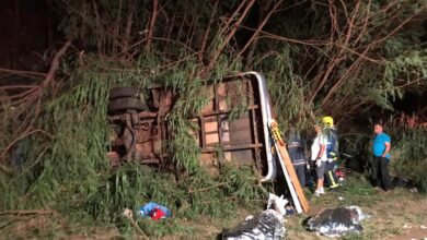 Fotos de Três pessoas morreram e 19 ficaram feridas em tombamento de micro-ônibus – as vítimas participavam de um evento evangélico em Maringá 