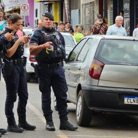 Fotos de Câmera registra funcionário de supermercado sendo executado na frente do trabalho em Sarandi 