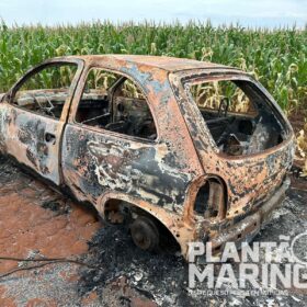 Fotos de Carro que pode ter sido utilizado em tentativa de homicídio em Maringá é localizado incendiado