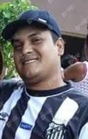Fotos de Homem dentro de carro com esposa e filhos é executado com 16 tiros em Sarandi 