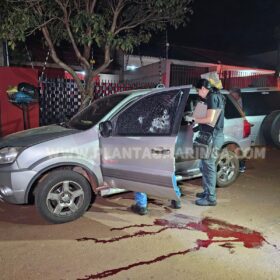 Fotos de Homem dentro de carro com esposa e filhos é executado com 16 tiros em Sarandi 