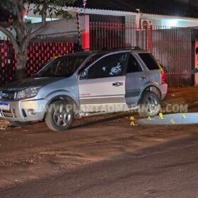 Fotos de Homem dentro de carro com esposa e filhos é executado com 16 tiros em Sarandi 