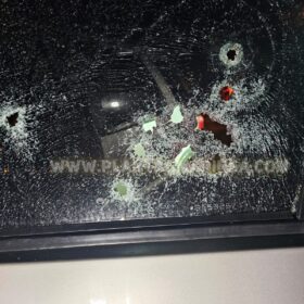 Fotos de Homem dentro de carro com esposa e filhos é executado com 16 tiros em Sarandi 
