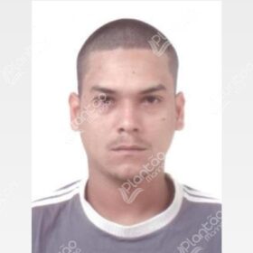 Fotos de Homem dentro de carro com esposa e filhos é executado com 16 tiros em Sarandi 