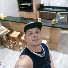 Fotos de Homem é executado a tiros dentro de caminhonete em Maringá; ele teria sido vítima de uma emboscada