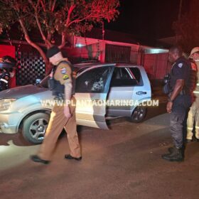 Fotos de Homem morre após ser alvejado por diversos tiros dentro de carro, em Sarandi