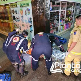 Fotos de Homem socorrido com ferimentos grave após ser esfaqueado na Praça Raposo Tavares em Maringá