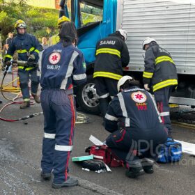 Fotos de Engavetamento entre três caminhões deixa duas pessoas presas às ferragens em Maringá