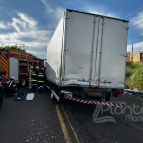 Fotos de Engavetamento entre três caminhões deixa duas pessoas presas às ferragens em Maringá