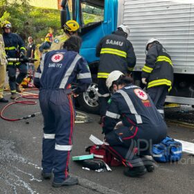 Fotos de Engavetamento entre três caminhões deixa duas pessoas presas às ferragens em Maringá