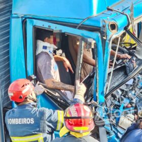 Fotos de Engavetamento entre três caminhões deixa duas pessoas presas às ferragens em Maringá