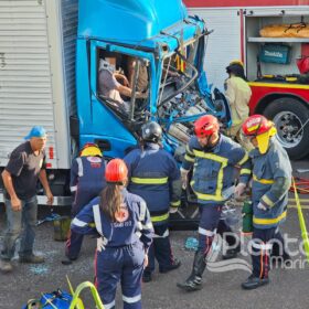 Fotos de Engavetamento entre três caminhões deixa duas pessoas presas às ferragens em Maringá