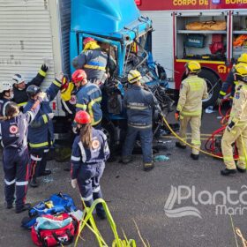 Fotos de Engavetamento entre três caminhões deixa duas pessoas presas às ferragens em Maringá