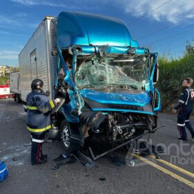 Fotos de Engavetamento entre três caminhões deixa duas pessoas presas às ferragens em Maringá