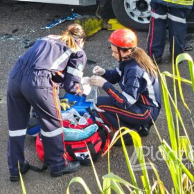 Fotos de Engavetamento entre três caminhões deixa duas pessoas presas às ferragens em Maringá