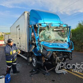 Fotos de Engavetamento entre três caminhões deixa duas pessoas presas às ferragens em Maringá