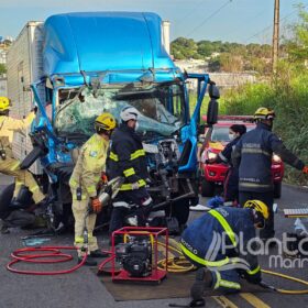 Fotos de Engavetamento entre três caminhões deixa duas pessoas presas às ferragens em Maringá