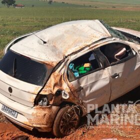 Motorista é preso após carro com maconha capotar - parte da carga foi saqueada por outros motoristas Foto 1 Fotos de Motorista é preso após carro com maconha capotar - parte da carga foi saqueada por outros motoristas