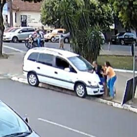 Fotos de Vídeo: motorista perde controle e atropela mulheres na calçada em Sarandi