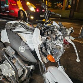 Fotos de Dois jovens são intubados após colisão entre motos em Maringá