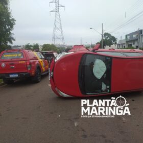 Carro capota após colisão em Maringá; câmera de segurança registra acidente Foto 1 Fotos de Carro capota após colisão em Maringá; câmera de segurança registra acidente