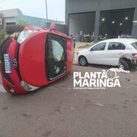 Fotos de Carro capota após colisão em Maringá; câmera de segurança registra acidente 