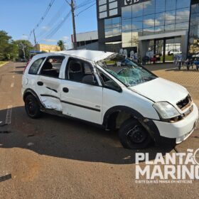 Vídeo mostra carro capotando diversas vezes após colisão em Maringá Foto 1 Fotos de Vídeo mostra carro capotando diversas vezes após colisão em Maringá